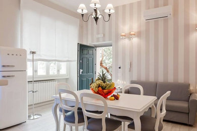 Foto di una piccola sala da pranzo aperta verso la cucina shabby-chic style con pareti grigie, pavimento in gres porcellanato e pavimento bianco