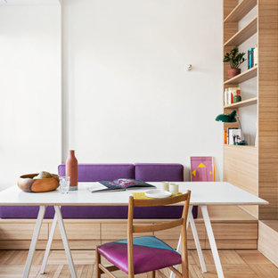 Immagine di una sala da pranzo aperta verso il soggiorno contemporanea di medie dimensioni con pareti bianche e pavimento beige