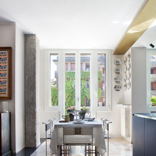 Foto di una sala da pranzo aperta verso il soggiorno eclettica con pareti beige e pavimento multicolore