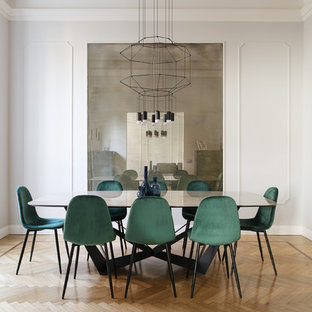 Immagine di una sala da pranzo design con pareti grigie, parquet chiaro e nessun camino