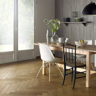 Esempio di una sala da pranzo nordica con pareti bianche, pavimento in legno massello medio e pavimento marrone