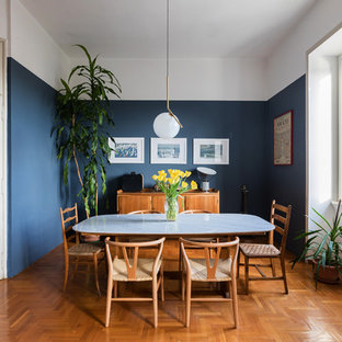 Foto di una sala da pranzo nordica chiusa con pareti blu, pavimento in legno massello medio e pavimento arancione