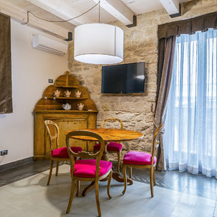 Ispirazione per una sala da pranzo mediterranea