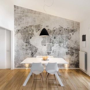 Immagine di una sala da pranzo contemporanea con pareti bianche, parquet chiaro e pavimento beige