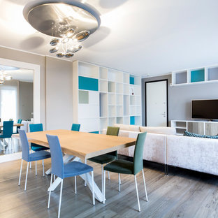 Idee per una grande sala da pranzo aperta verso il soggiorno design con pareti grigie, parquet chiaro e nessun camino