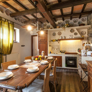 Esempio di una sala da pranzo aperta verso la cucina mediterranea con pareti beige, parquet scuro e pavimento marrone