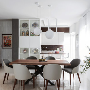 Immagine di una sala da pranzo aperta verso il soggiorno contemporanea con pavimento beige
