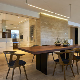 Esempio di una sala da pranzo aperta verso il soggiorno design con pareti beige, pavimento in legno massello medio e nessun camino