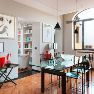 Idee per una sala da pranzo mediterranea con pareti bianche e pavimento marrone