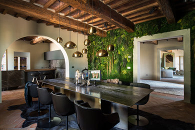 Réalisation d'une grande salle à manger champêtre fermée avec un mur vert, un sol en brique et un sol rouge.