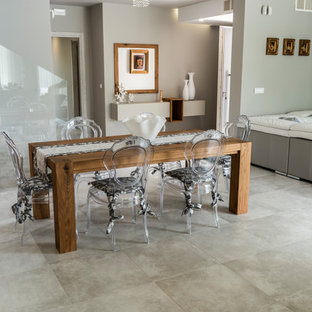 Idee per una sala da pranzo aperta verso il soggiorno eclettica con pavimento in gres porcellanato, pavimento grigio e pareti grigie