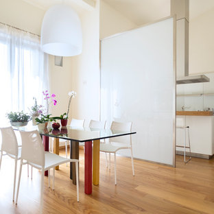 Immagine di una sala da pranzo aperta verso la cucina contemporanea con pareti beige, pavimento in legno massello medio e pavimento marrone