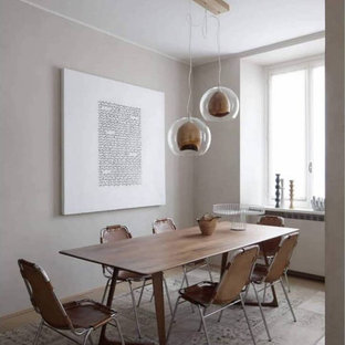 Foto di una sala da pranzo contemporanea di medie dimensioni con pareti grigie e pavimento grigio