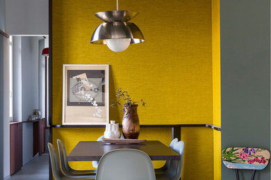 Foto di una piccola sala da pranzo aperta verso il soggiorno moderna con pareti gialle e moquette