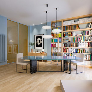 Idee per una sala da pranzo aperta verso il soggiorno minimal di medie dimensioni con pareti blu, parquet chiaro e pavimento beige