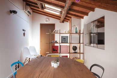 Immagine di una piccola sala da pranzo country con pareti bianche, pavimento in terracotta e pavimento marrone