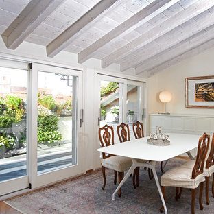 Immagine di un'ampia sala da pranzo aperta verso il soggiorno classica con pareti beige, pavimento in legno massello medio e pavimento marrone