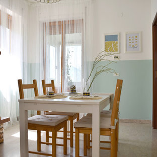 Immagine di una sala da pranzo stile marinaro con pareti blu, camino classico, cornice del camino in mattoni e pavimento beige