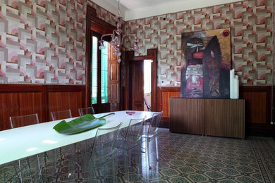Идея дизайна: большая отдельная столовая в стиле фьюжн с разноцветными стенами, полом из керамической плитки и разноцветным полом без камина