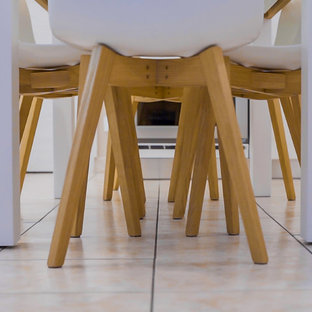 Idéer för en liten modern matplats med öppen planlösning, med beige väggar, klinkergolv i keramik och rosa golv