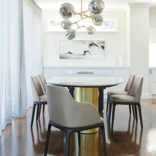 Esempio di una sala da pranzo aperta verso il soggiorno contemporanea con parquet scuro, pavimento marrone e pareti beige