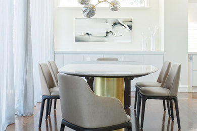 Esempio di una sala da pranzo aperta verso il soggiorno contemporanea con parquet scuro, pavimento marrone e pareti beige