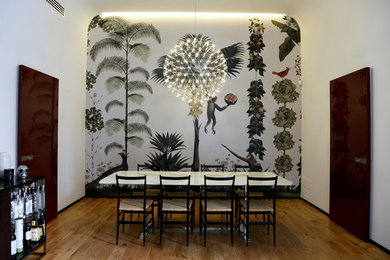 Cette image montre une salle à manger bohème fermée et de taille moyenne avec un mur multicolore, un sol en bois brun et un sol marron.