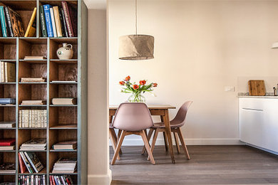 Immagine di una sala da pranzo aperta verso la cucina contemporanea di medie dimensioni con pareti beige, pavimento in legno massello medio, pavimento marrone e soffitto ribassato