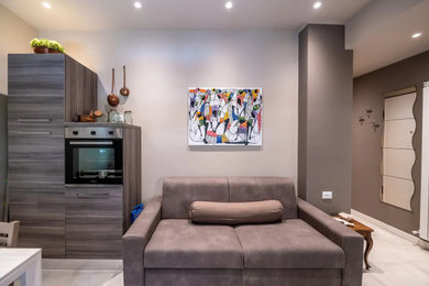 Esempio di una piccola sala da pranzo aperta verso il soggiorno minimal con pareti multicolore, pavimento in gres porcellanato e pavimento grigio