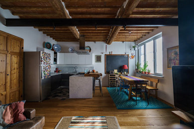 Ispirazione per un'ampia sala da pranzo aperta verso il soggiorno industriale con pareti bianche, parquet chiaro e pavimento marrone