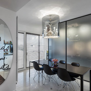 Idées déco pour une salle à manger ouverte sur la cuisine contemporaine de taille moyenne avec un mur blanc, un sol en marbre et un sol blanc.