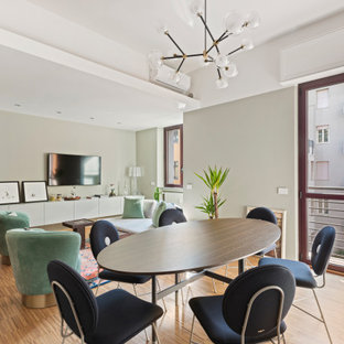 Foto di una sala da pranzo aperta verso il soggiorno minimal con pareti grigie, pavimento in legno massello medio e pavimento marrone