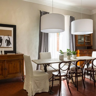 Idee per una sala da pranzo classica con pareti beige, pavimento rosso e pavimento in terracotta