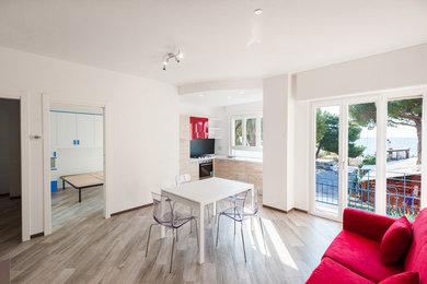 Idee per una sala da pranzo aperta verso la cucina moderna di medie dimensioni con pavimento in gres porcellanato e pavimento beige