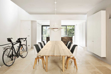 Idee per una sala da pranzo contemporanea con pareti grigie e pavimento beige