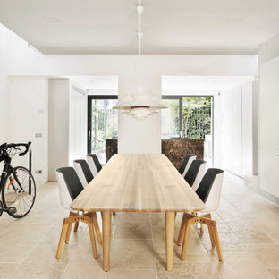 Idee per una sala da pranzo contemporanea con pareti grigie e pavimento beige
