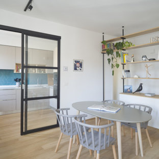 Immagine di una piccola sala da pranzo scandinava con pareti bianche e parquet chiaro