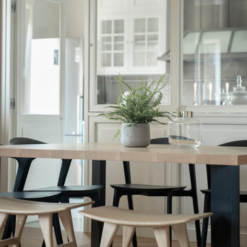 Sala da Pranzo | Dettaglio tavolo, sedie, sgabelli e vetrata in legno