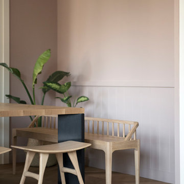 Sala da Pranzo | Dettaglio tavolo, sgabelli, panca e boiserie
