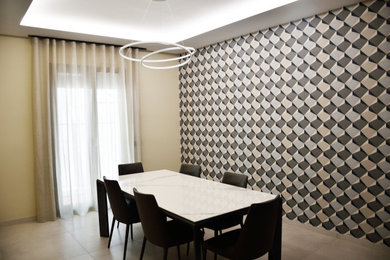 Foto di una sala da pranzo aperta verso il soggiorno moderna di medie dimensioni con pareti beige, pavimento in gres porcellanato, pavimento grigio e carta da parati