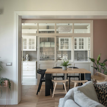 Sala da Pranzo | Tavolo quadrato con sedute e vetrata su cucina