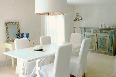 Idee per una sala da pranzo costiera di medie dimensioni con pareti bianche e pavimento in pietra calcarea