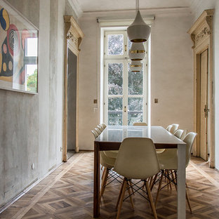 Esempio di una sala da pranzo industriale con pareti grigie, pavimento in legno massello medio e pavimento marrone