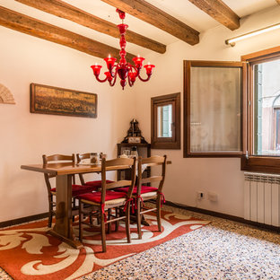 Esempio di una sala da pranzo aperta verso la cucina bohémian con pareti beige, nessun camino e pavimento multicolore