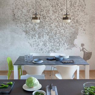 Immagine di una sala da pranzo aperta verso la cucina contemporanea di medie dimensioni con pareti grigie, pavimento beige e carta da parati