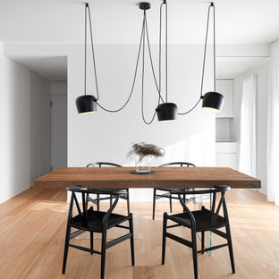 Idee per una sala da pranzo nordica di medie dimensioni con pareti bianche, parquet chiaro e pavimento beige