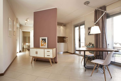 Foto di una piccola sala da pranzo aperta verso il soggiorno minimalista con pareti beige, pavimento in gres porcellanato e pavimento beige