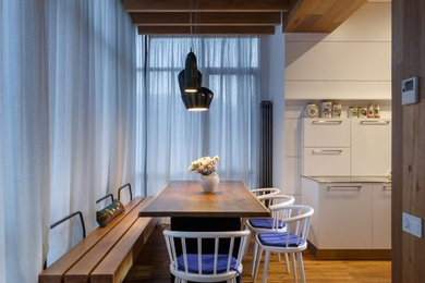 Idee per una sala da pranzo aperta verso la cucina contemporanea con pavimento in legno massello medio e nessun camino