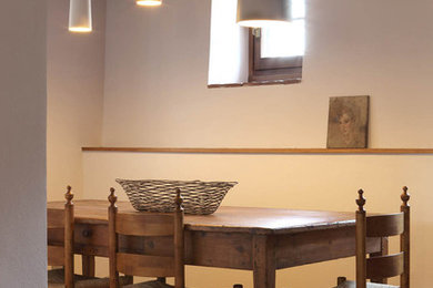 Immagine di una sala da pranzo country di medie dimensioni con pareti bianche e pavimento in terracotta