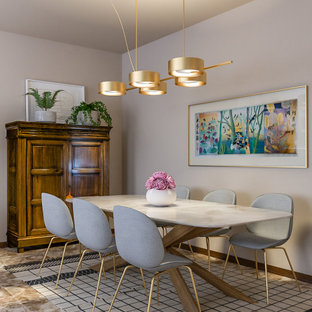 Idee per una sala da pranzo aperta verso il soggiorno minimal di medie dimensioni con pareti beige, pavimento in marmo e pavimento multicolore